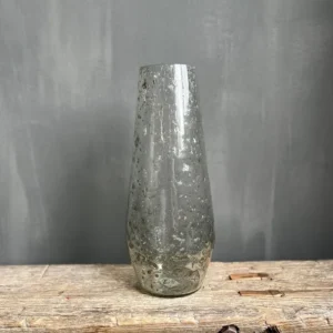 Een prachgtige handgeblazen glazen cilindervaas met steenslag