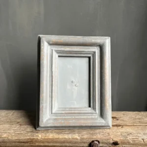 Een houten fotolijst in vintage grey voor alle dierbaarste herinneringen