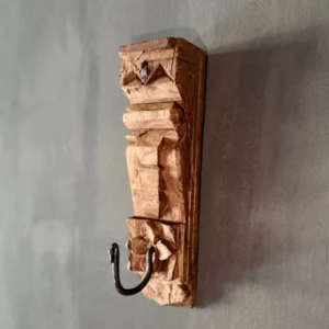 Oude wandhaak met ornament uit India en enkele haak, decoratieve wandhaak met authentieke en doorleefde uitstraling.