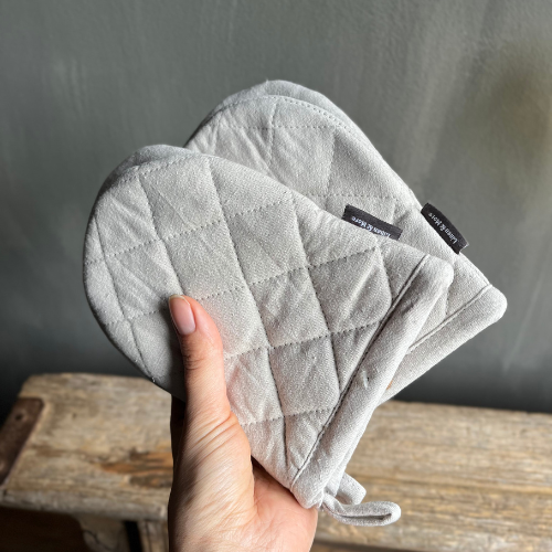 Deze ovenwanten van Linen & More zijn niet te missen in je keuken.