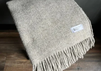 Ontdek de wereld en luxe de Nieuw-Zeelandse wollen plaids in de kleur beige