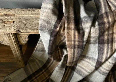 Schotse tartan dekens van wol, herfst en winter sfeer voor in huis, warm interieur inspiratie