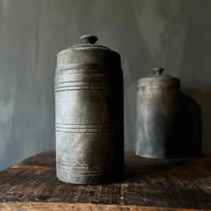 Haal landelijke luxe in huis met deze stoere houten pot met deksel.