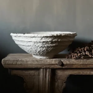 Mooie handgemaakte schaal van papier-mache. perfect voor in een landelijk interieur met een wabi-sabi touch.