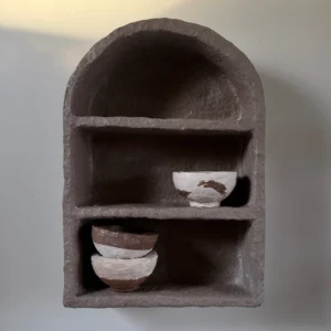 Handgemaakte wandnis Ishi van papier-maché, gestyled met schaaltjes uit de Mori-collectie.