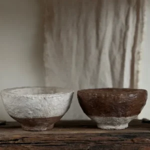 Mooie handgemaakte papier-mache schaaltje, ter decortie voor op een schap of in een mooie kast. voor een wabi-sabi, landelijk en esthetisch interieur