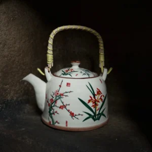 Mooie sierlijke Chinese theepot met bamoe en bloemen schildering. Perfect voor elke woonstijl.