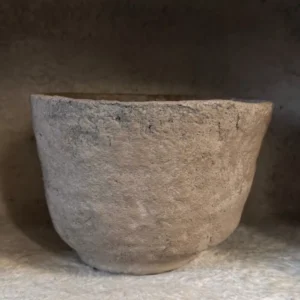 klein potje gemaakt van papier-mache, geschikt voor kunstplantjes en past perfect in een sober landelijk interieur