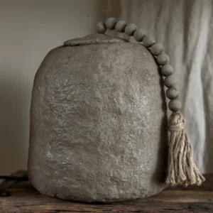 Handgemaakt papier maché potje met dekseltje in taupe grijze steentint en houten kralen met jute