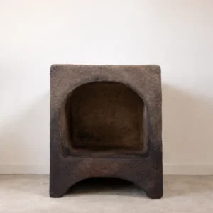 handgemaakte bijzettafel, nachtkastje van papier-maché. voor in een stoer en stijlvol interieur.