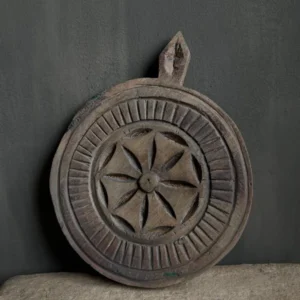 Decoratieve plank uit India, ook wel chapati plank genoemd. Deze planken worden met de hand uitgesneden.