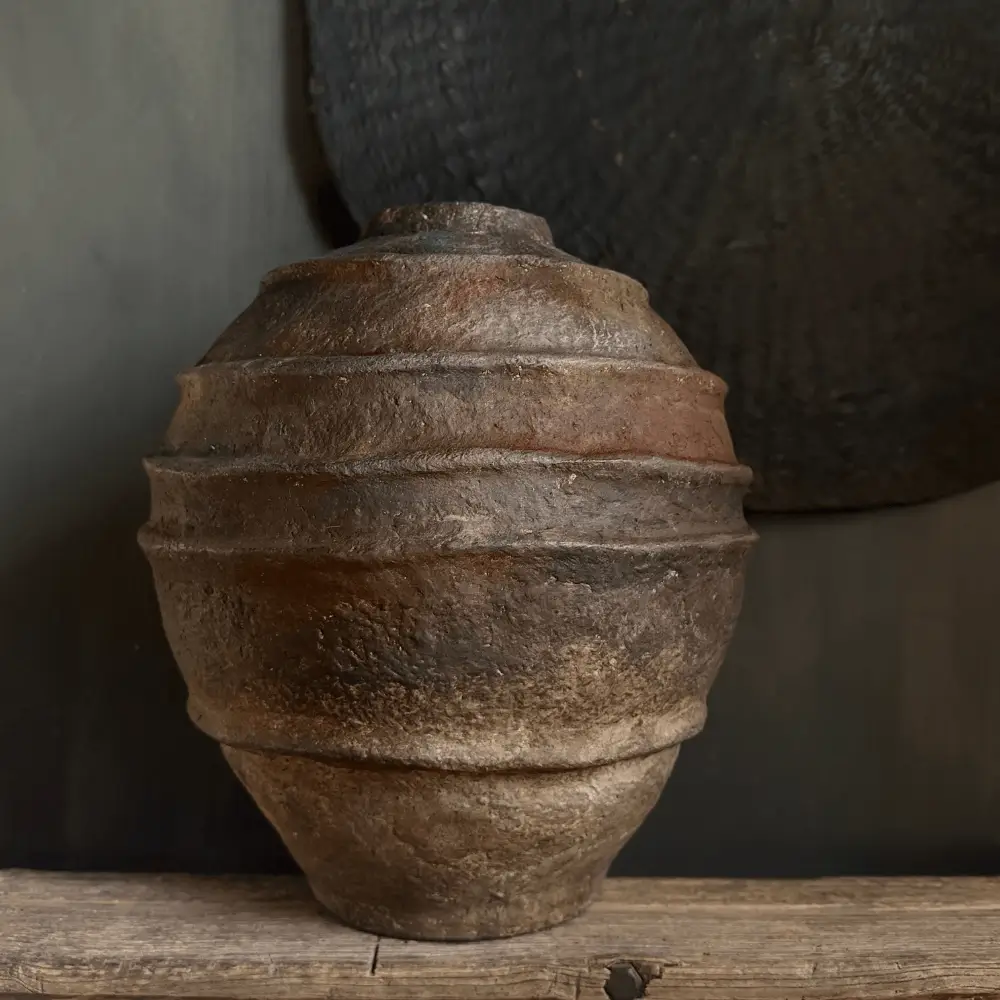 Grote handgemaakte vaas van papier maché in wabi sabi stijl. Onze sobere woonaccessoires worden speciaal gemaakt in ons eigen atelier.