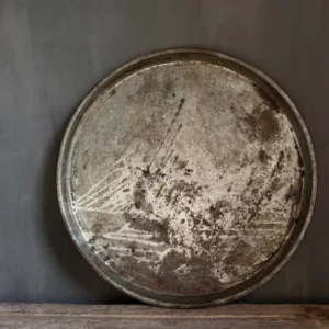 Grote oud ijzeren dienblad met roest patina voor in een sober landelijk of industrieel interieur.